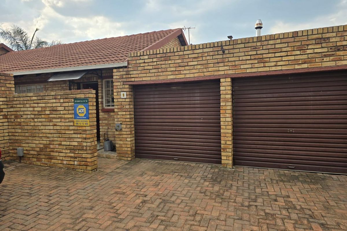 3 Bedroom Townhouse in Glen Marais - Photo 2