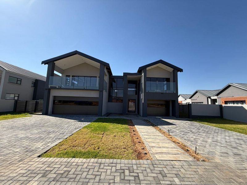 Meticulously crafted 4 bedroom 4 1/2 bathroom double-story residence - Photo 2