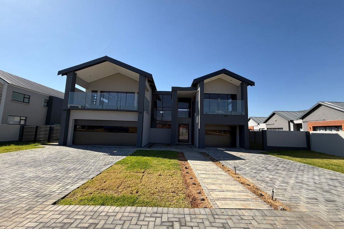 Meticulously crafted 4 bedroom 4 1/2 bathroom double-story residence - Photo 2
