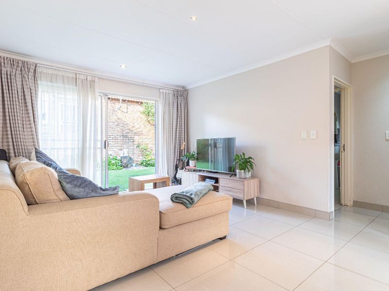 Lovely neat and spacious 2 bedroom, 2 bathroom townhouse close to all important amenities. The perfect lock up and go for a young couple. - Photo 6