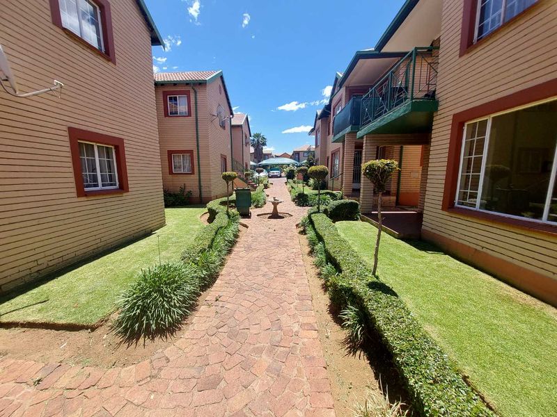 BARGAIN BUY  ! IDEAL FOR SINGLES/ A COUPLE or SMALL FAMILY! 64m2 2 Bedroom Townhouse in Alberton - Photo 7