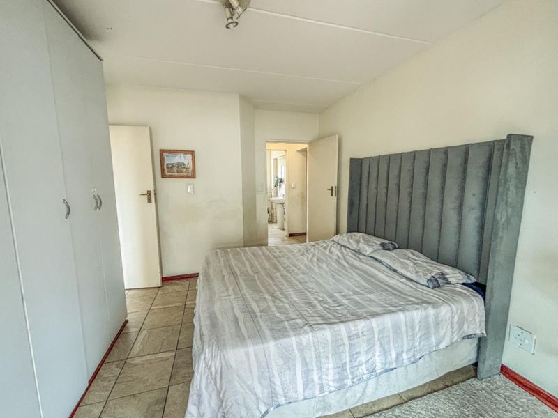 Spacious 2 Bedroom Apartment in Secure Protea Estate Noordwyk - Photo 10