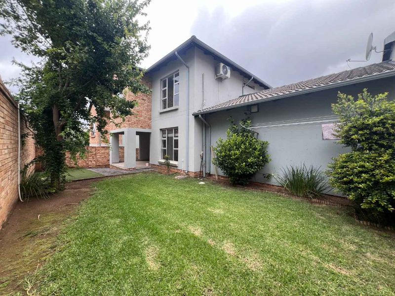 Cul-de-Sac Serenity: Modern Design Meets Family-Friendly Comfort! - Photo 2