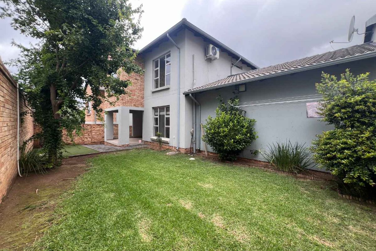 Cul-de-Sac Serenity: Modern Design Meets Family-Friendly Comfort! - Photo 2