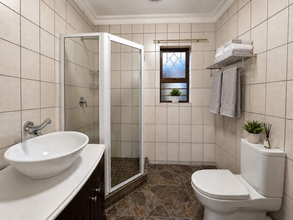 Main bathroom ensuite