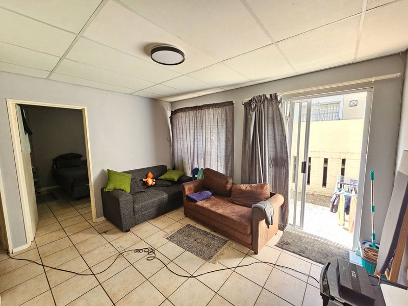 Lovely 2 Bed 1 Bath Apartment with private Stoep area and open plan living area with kitchenette - Photo 5