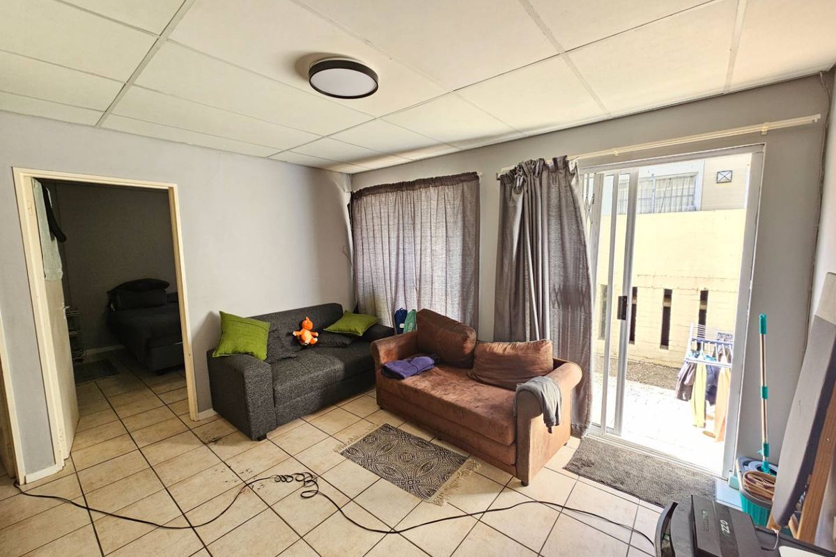 Lovely 2 Bed 1 Bath Apartment with private Stoep area and open plan living area with kitchenette - Photo 5