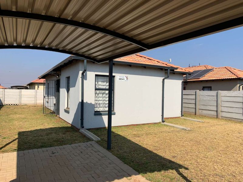 **Charming 3-Bedroom House for Sale in Protea Glen Ext 45** - Photo 2
