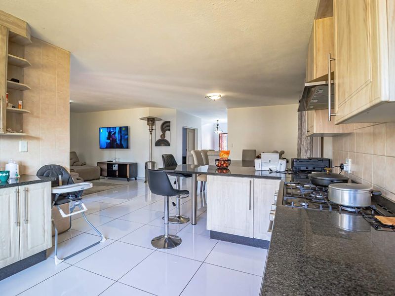 Beautiful family home in secure lifestyle estate - Photo 6
