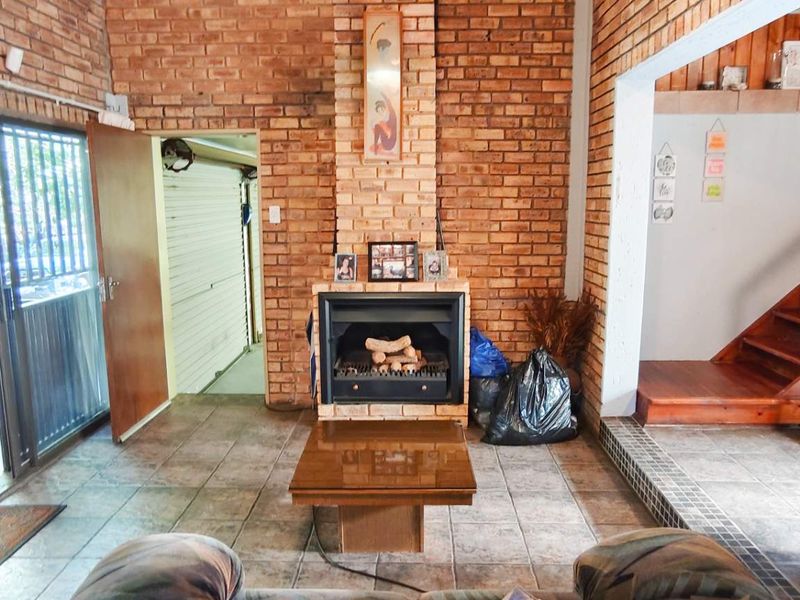 Stunning Tranquil Retreat with Lush Gardens and Modern Comforts - Photo 7