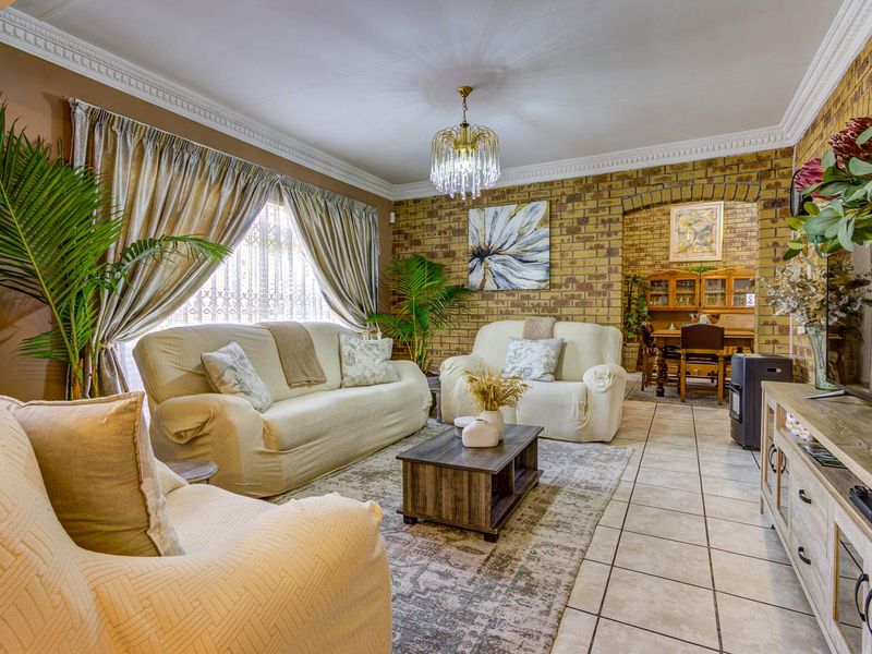 Upmarket 3-bedroom Townhouse in Edleen Ext3 perfect for luxury living - Photo 9