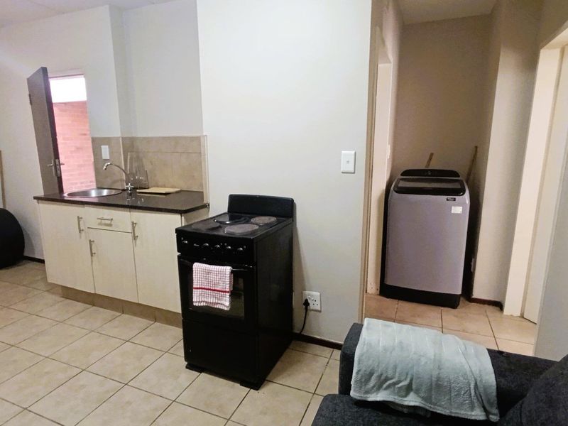 **Charming 1 Bedroom Ground Floor Unit in Lifestyle Security Complex** - Photo 3