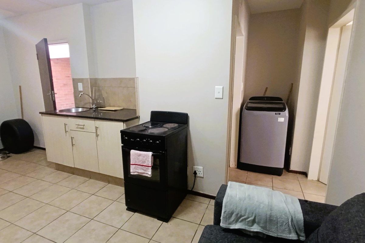 **Charming 1 Bedroom Ground Floor Unit in Lifestyle Security Complex** - Photo 3