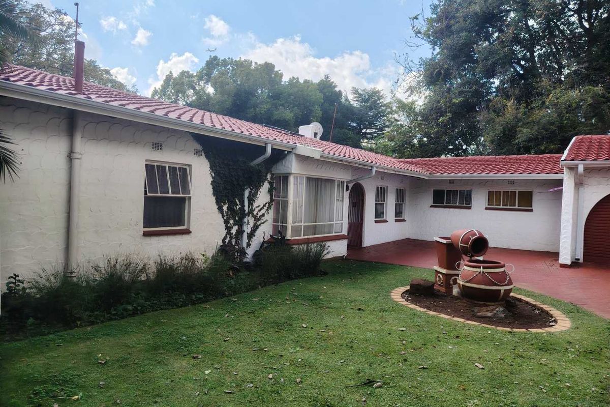 4 bedroom 2 bathrrom house with 2 bedroom Cottage in enclosed area in Nimrod Park - Photo 2