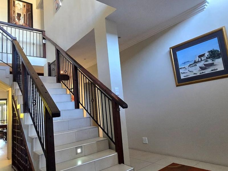 Tranquil Coastal Living with Luxury Touches and Stunning Entertainment Spaces in the Heart of Franskraal - Photo 5