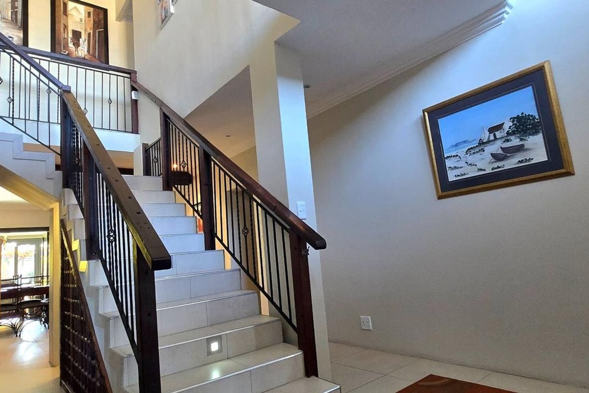 Tranquil Coastal Living with Luxury Touches and Stunning Entertainment Spaces in the Heart of Franskraal - Photo 5