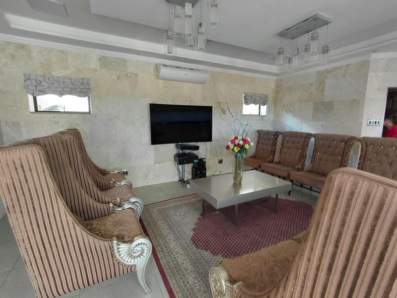 Luxurious Fully Furnished 4-Bedroom Double-Storey Home with Stunning Views in Roodekrans - Photo 6