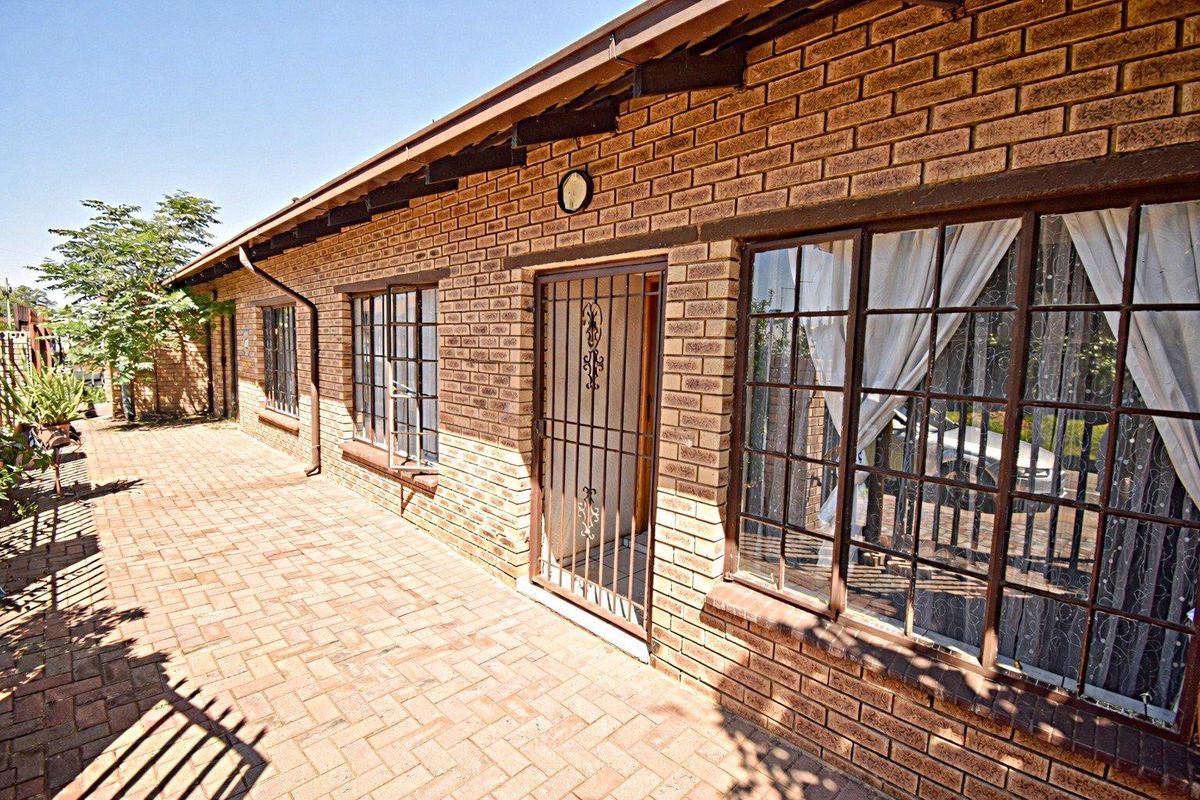 "Spacious Face Brick Home" - Photo 2