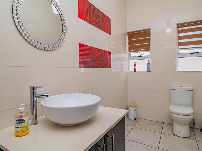 Luxury Living in La Como Estate: Spacious Home with Splash Pool - Photo 10