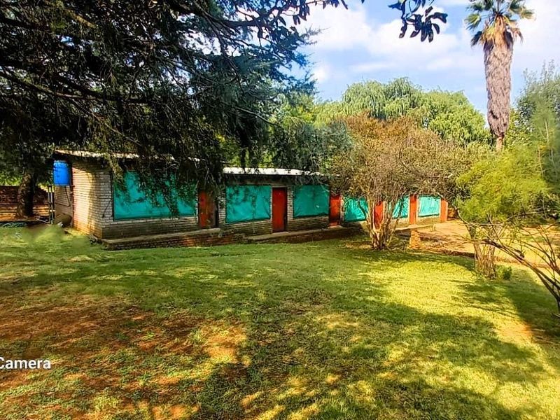 Small holding with lock up storage 3 bedroom house 2 flatlets - Photo 2