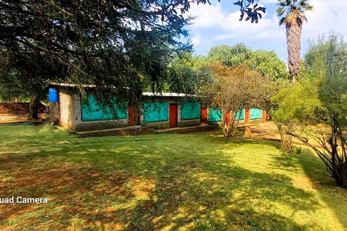 Small holding with lock up storage 3 bedroom house 2 flatlets - Photo 2