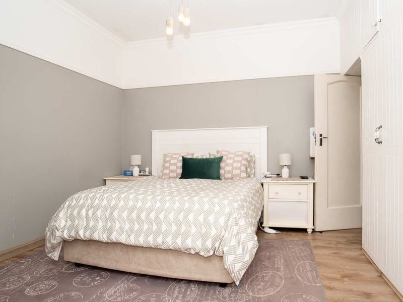 STYLISH FAMILY HOME WITH TWO INCOME GENERATING FLATS & ENTERTAINMENT HAVEN - Photo 10