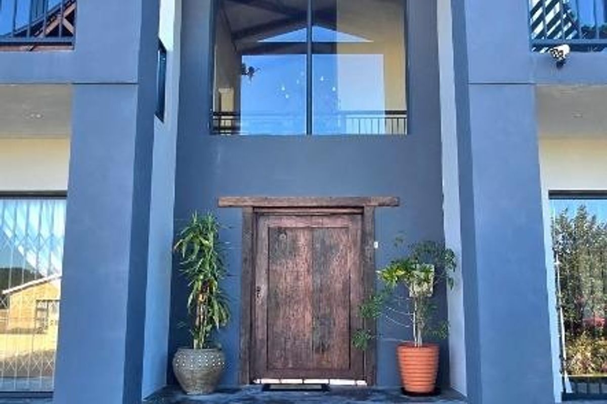 Tranquil Coastal Living with Luxury Touches and Stunning Entertainment Spaces in the Heart of Franskraal - Photo 2