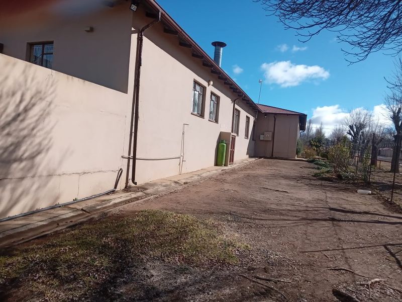 Extensive Multi-Unit Property with Full Facilities – Ideal for Investment or Specialized Use - Photo 4