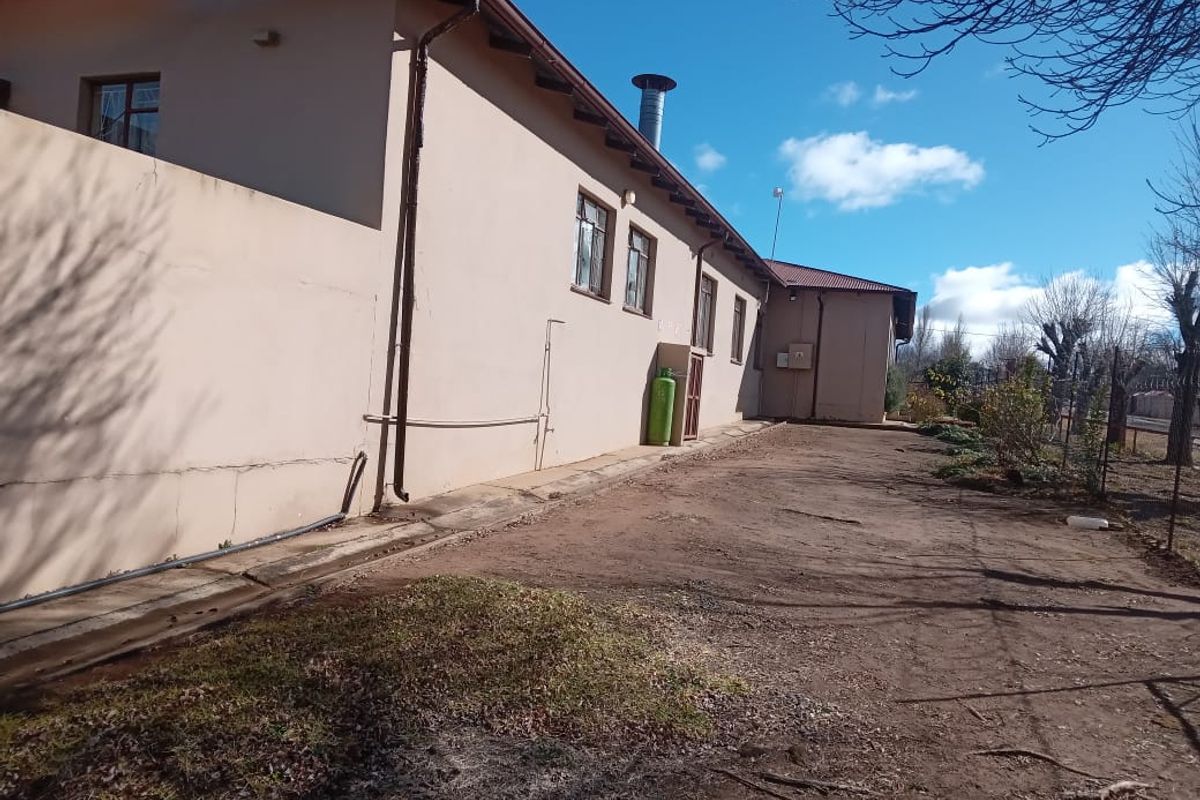 Extensive Multi-Unit Property with Full Facilities – Ideal for Investment or Specialized Use - Photo 4