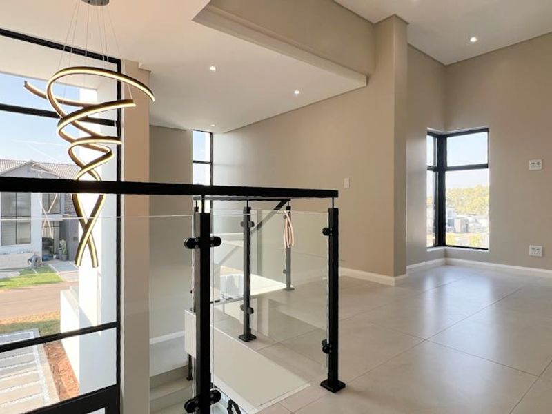 Double-Volume Elegance, Designer Finishes & Family Comfort - Photo 2