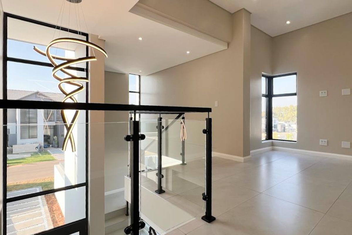 Double-Volume Elegance, Designer Finishes & Family Comfort - Photo 2