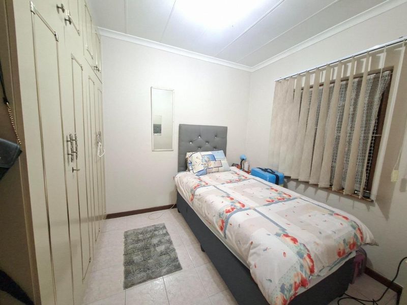 Welcome to your dream home nestled in the heart of Reservoir Hills, Durban. - Photo 9