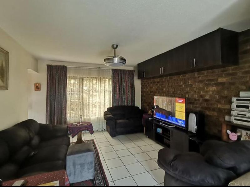 2 Bedroom Townhouse for Sale in Ridgeway - Photo 8