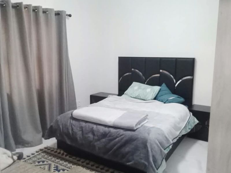 A standard bedroom featuring neutral wall finishes and window treatments, providing a functional and comfortable sleeping space.