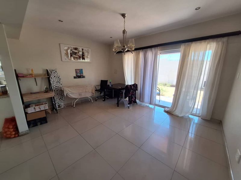 "Dream Big: Spacious 5-Bed Home in Hockland Park!" - Photo 4