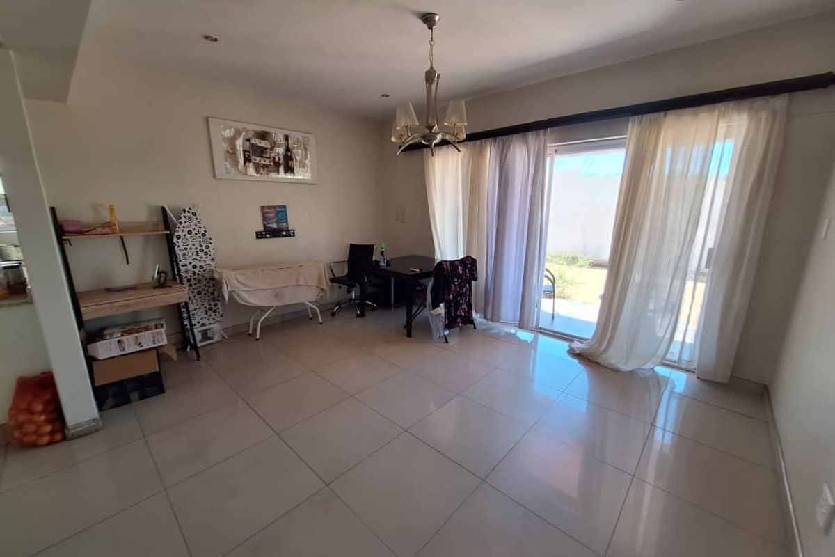 "Dream Big: Spacious 5-Bed Home in Hockland Park!" - Photo 4