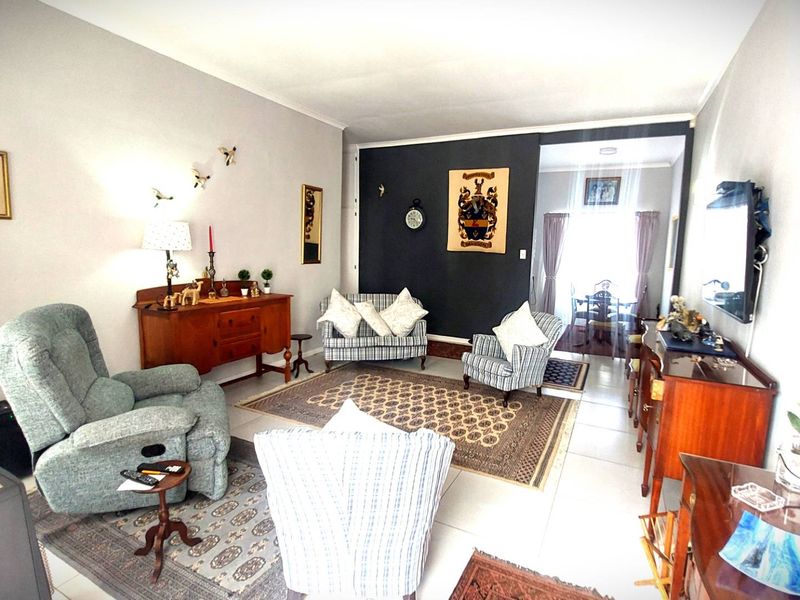 Elegant Historic 3 Bedroom Townhouse with High Ceilings in a Tranquil Garden Setting - Photo 4