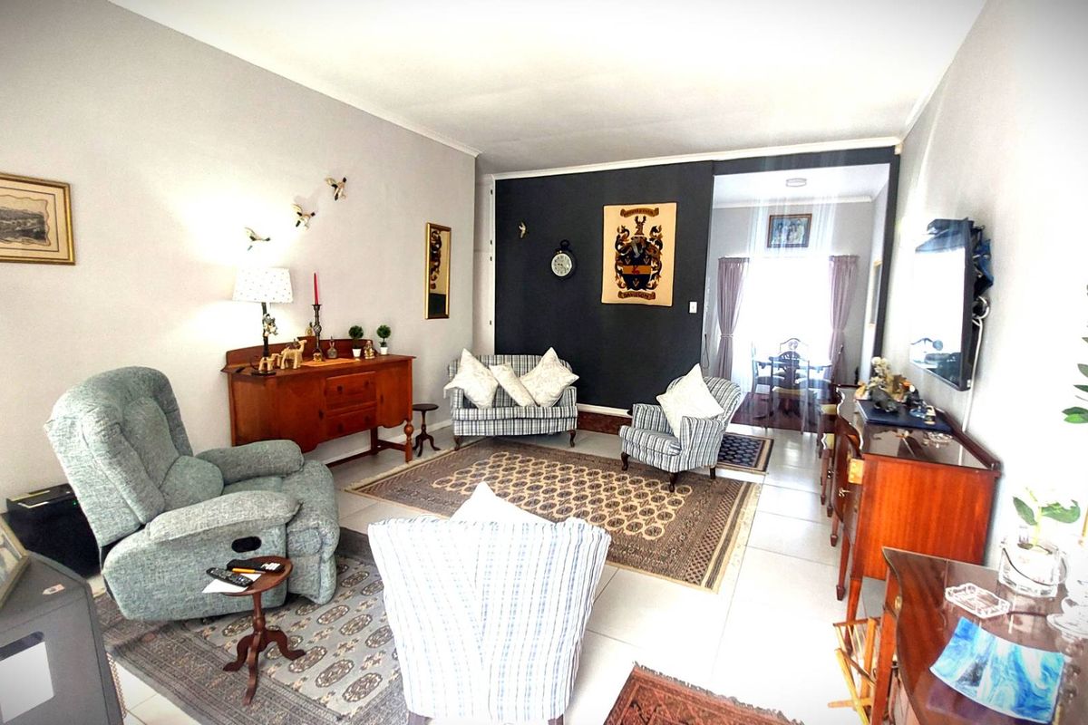 Elegant Historic 3 Bedroom Townhouse with High Ceilings in a Tranquil Garden Setting - Photo 4