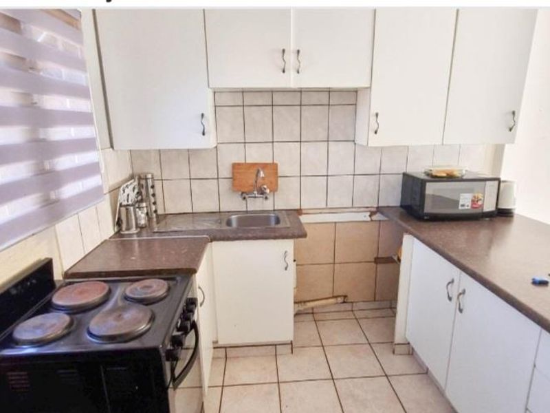 2 bedroom townhouse in affluent suburb - Photo 5