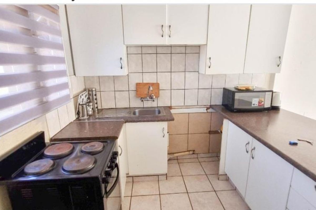 2 bedroom townhouse in affluent suburb - Photo 5