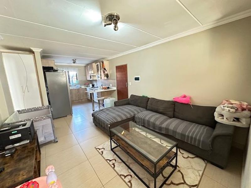 Modern 3-Bedroom Townhouse For Sale in Annlin - Photo 4