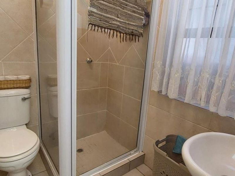 Ground-floor comfort with room for pets and family - Photo 10