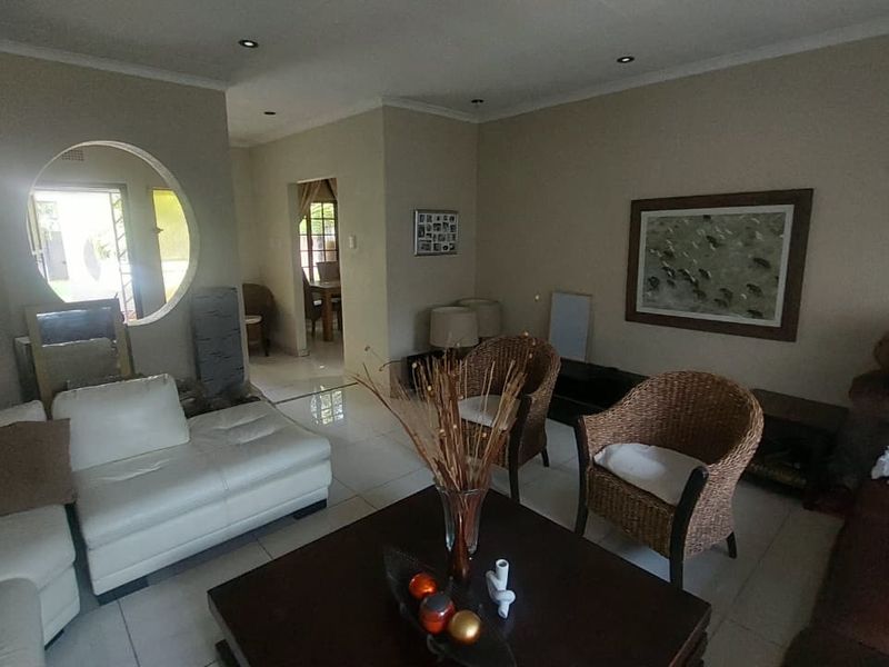 Family Haven: 6 Bedrooms with Pool & Security! - Photo 8