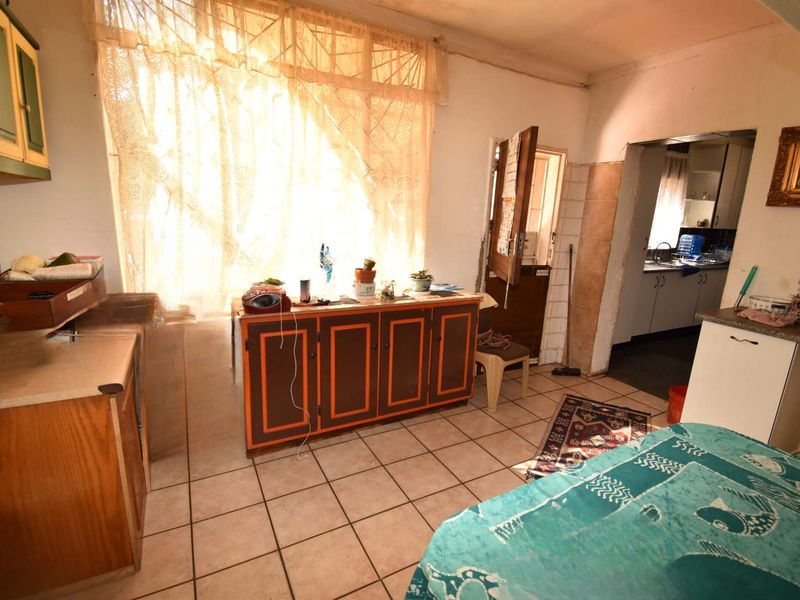 Spacious Home - Photo 8