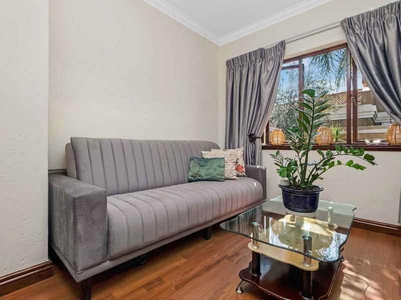 A BRIGHT AND SPACIOUS DOUBLE-STOREY DELIGHT IN A FABULOUS LOCATION - Photo 10