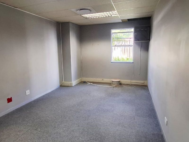 "Elevate Your Business: Spacious Office with Flexible Layout!" - Photo 5