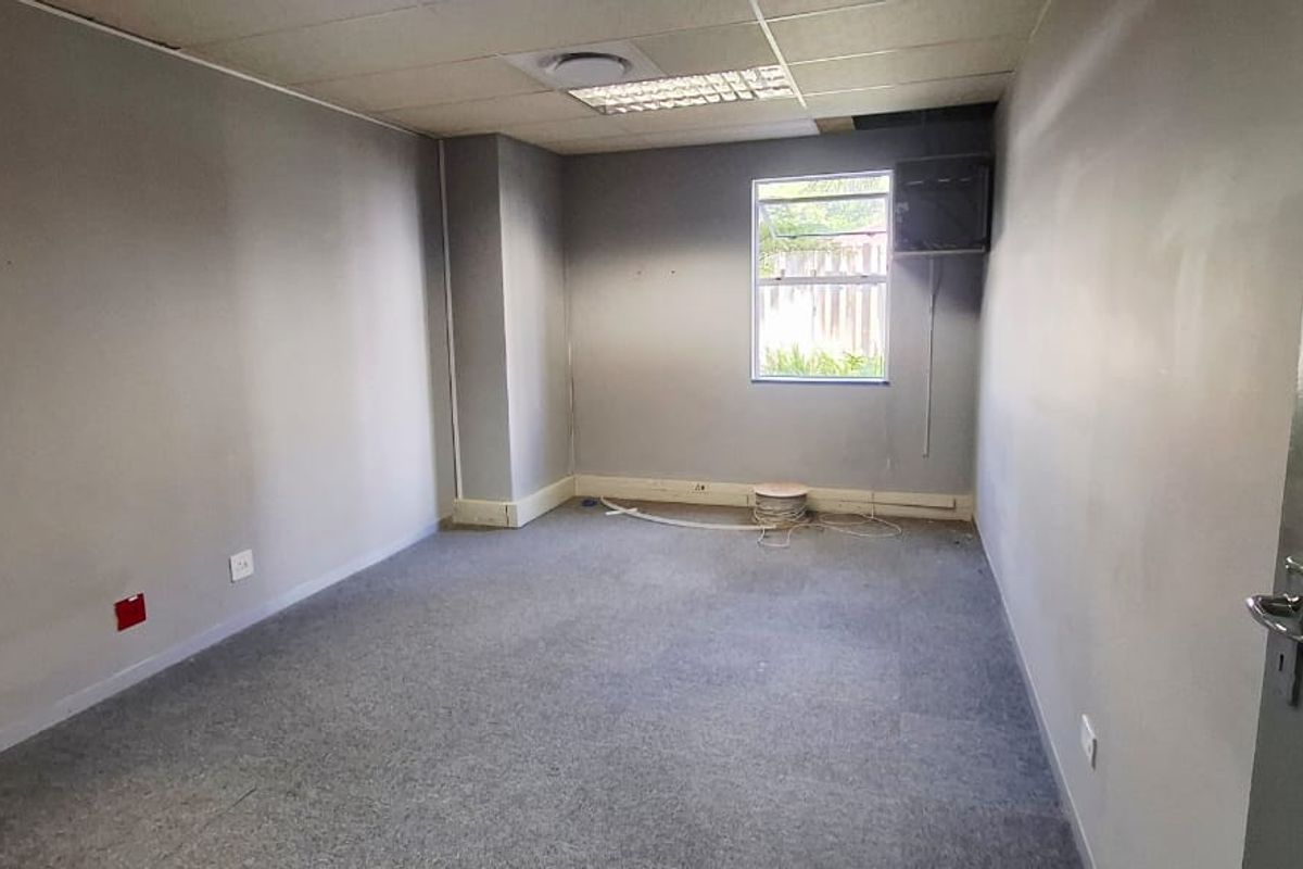 "Elevate Your Business: Spacious Office with Flexible Layout!" - Photo 5