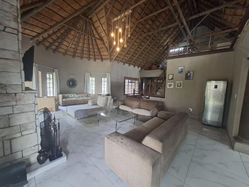 Well Located Spacious Thatch Family Home with cottage - Photo 7