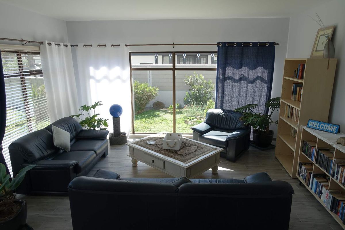 SEA VIEW PROPERTY OVERLOOKING THE BEACH PROMENADE - Photo 5