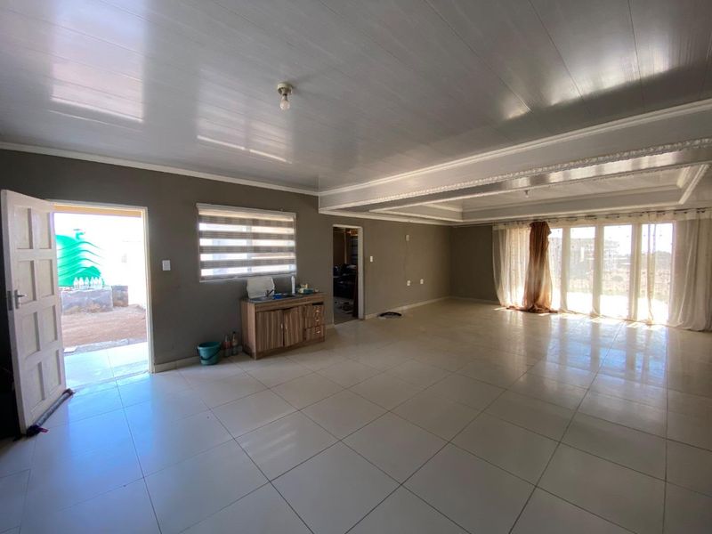 Spacious 3-Bed Home with Double Garage in Empumelweni - Photo 6